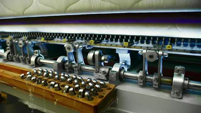 纺织厂的绗缝机全自动机械化生产线