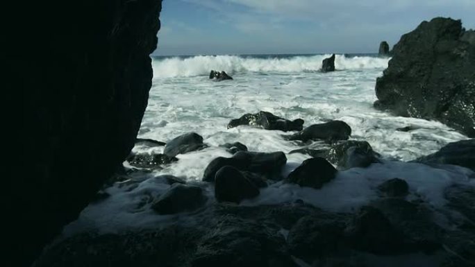 崎岖不平的海岸汹涌澎湃大风大浪台风天气