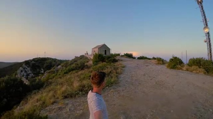 日落时在维斯岛上自拍的POV男子