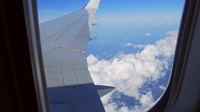 飞行过程中从飞机窗口观看