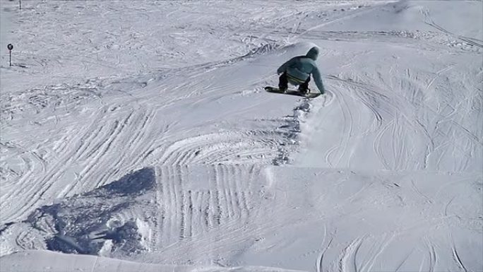 雪地公园里的滑雪板跳跃