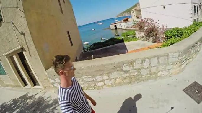 POV年轻人在地中海小镇骑自我平衡板