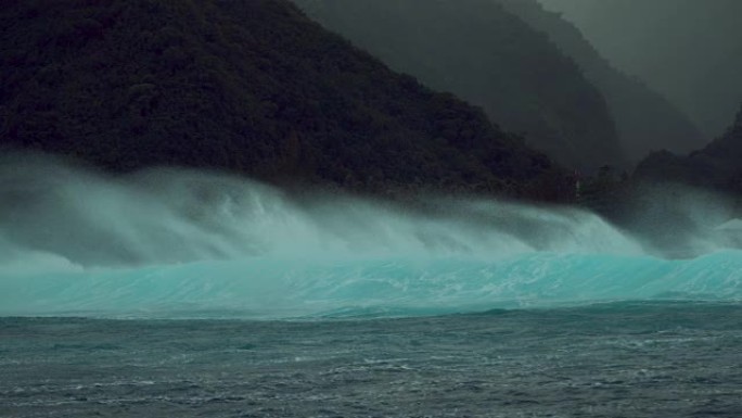 慢动作: 大型绿松石破碎的海浪接近热带岛屿。