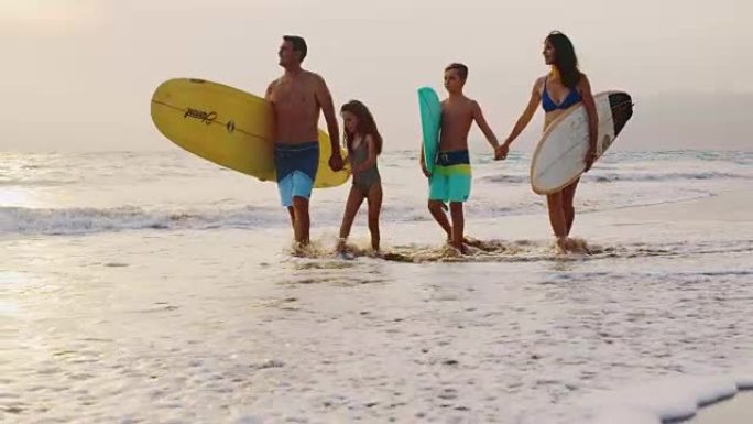 年轻的家庭去冲浪生活场景度假旅游惬意