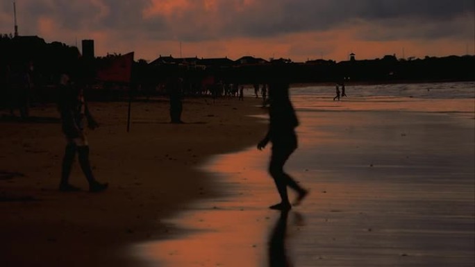 黄昏时库塔海滩上的WS游客