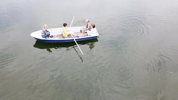 活跃的女性朋友在湖上乘船旅行