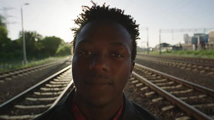 站在铁路上的非洲年轻人。摇滚风格。