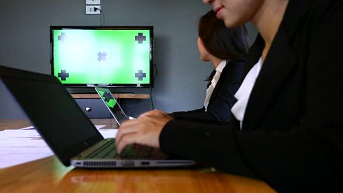 商务人士用绿屏显示器开会视频会议