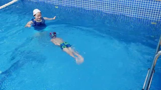 小男孩跳进游泳池，4k