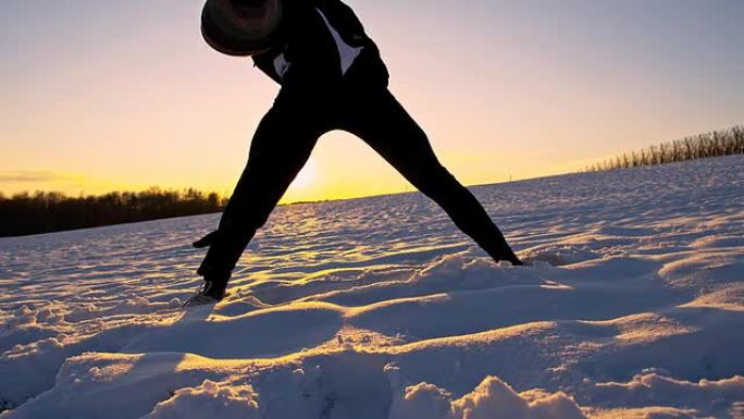 WS运动员在雪地里热身