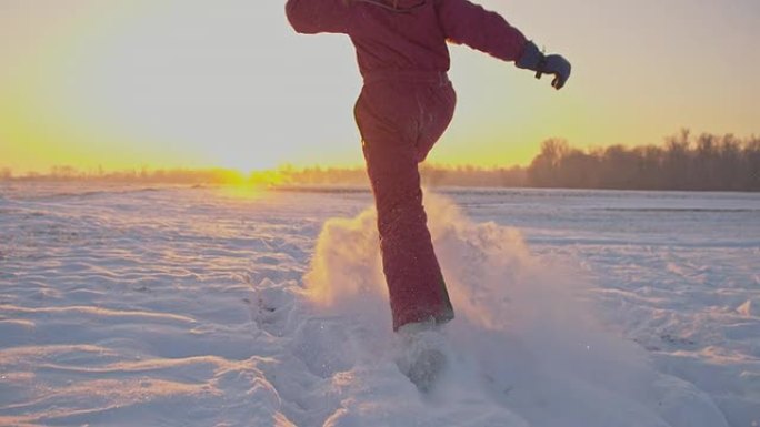 雪中奔跑的SLO MO女孩