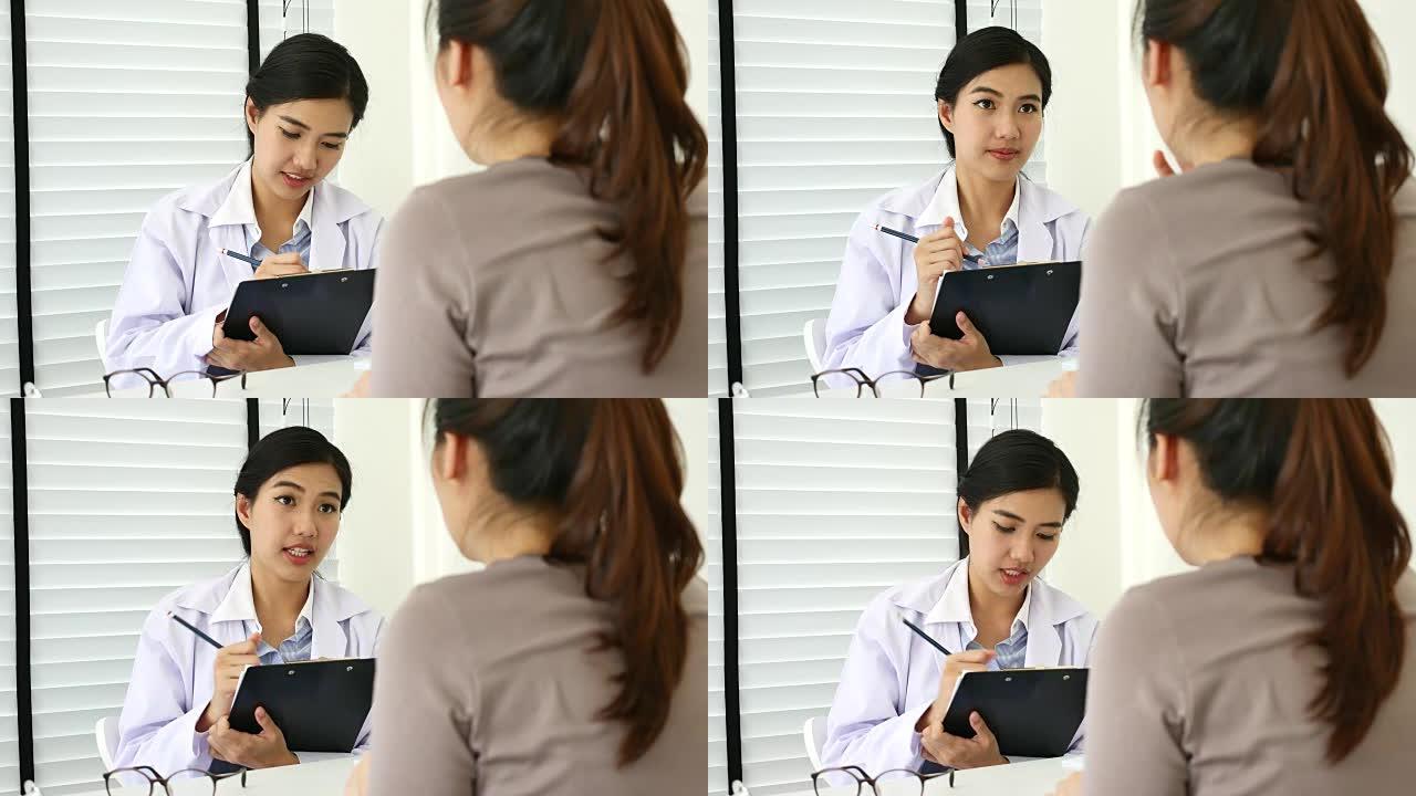 医生在办公桌上与患者交谈以进行诊断