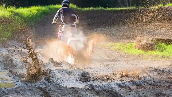 摩托车越野赛骑手在泥泞中行驶