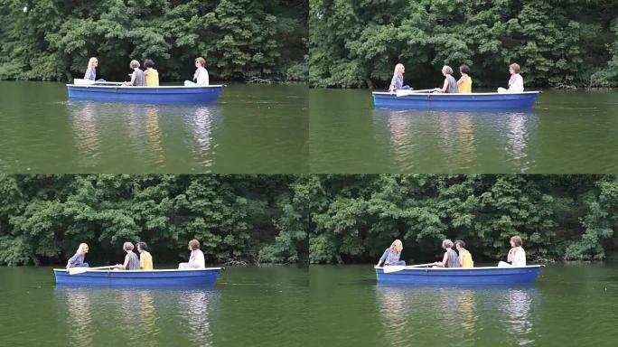 女人在湖里乘船旅行时说话