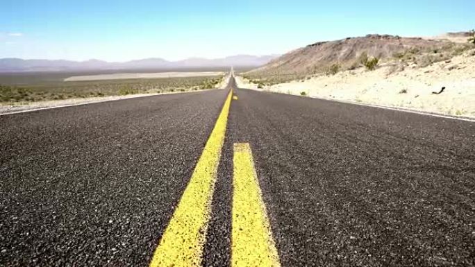 穿过沙漠的空旷道路上的DS道路线