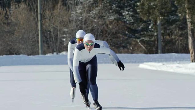 女子运动员练习冬季运动