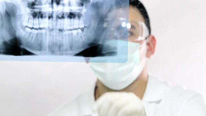 牙医正在看牙齿x光片。
