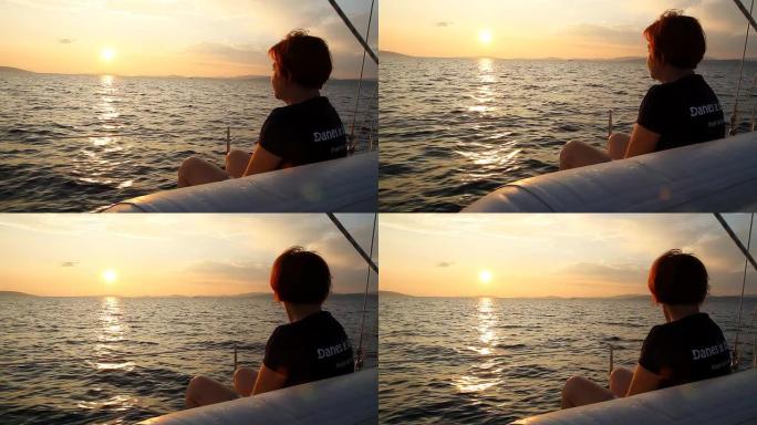 日落时享受帆船运动的女人