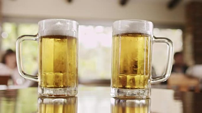 两杯啤酒玻璃杯视频素材特写展示