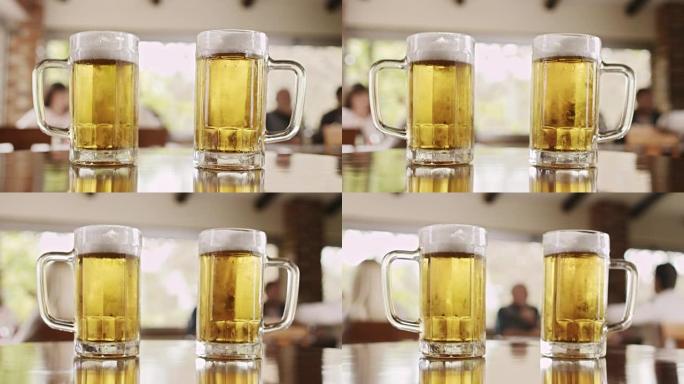 两杯啤酒玻璃杯视频素材特写展示