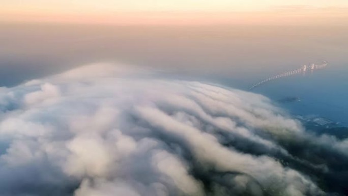 雾中的山的鸟瞰图