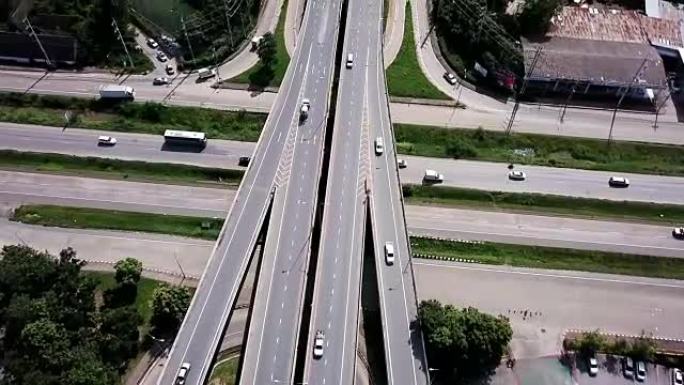 高速公路交汇处和交通运输的鸟瞰图