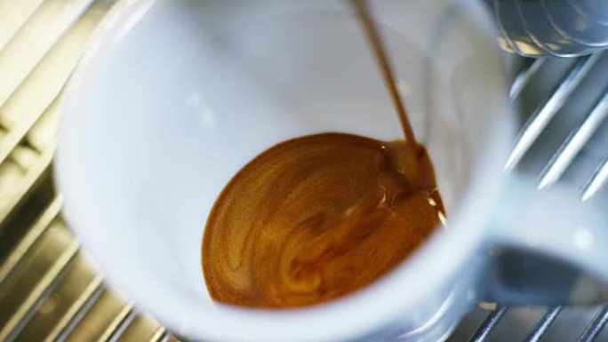 专业咖啡制造商的宏观在透明杯中供应热咖啡