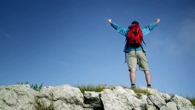 山顶上的人登顶奋斗巅峰攀登跨越励志庆祝成