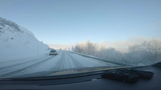 POV在Kirkenes镇附近的道路上行驶