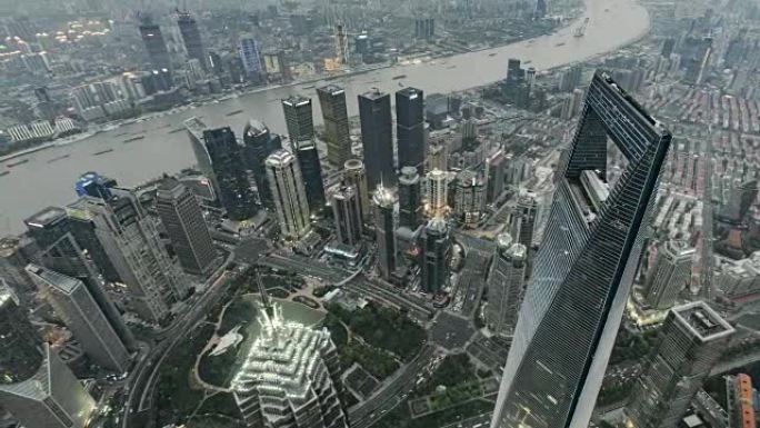 T/L WS HA PAN上海市区高角度视图，白天到黄昏过渡/中国上海