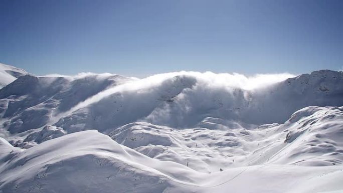 白雪皑皑的群山上的云朵