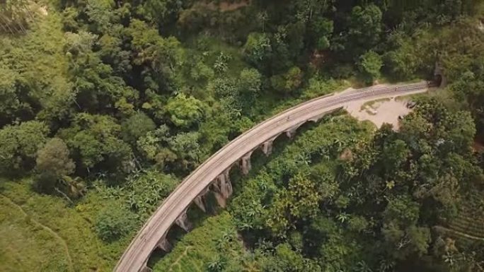 空中全景俯视图，无人机在斯里兰卡的九拱桥埃拉在异国情调的郁郁葱葱的绿树中左转