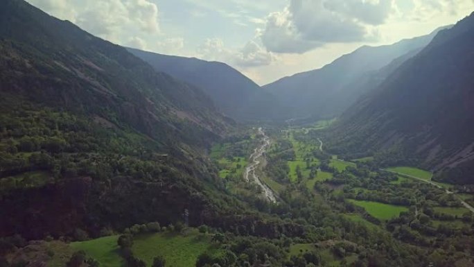 西班牙加泰罗尼亚比利牛斯山脉Vall de Boi山谷的鸟瞰图