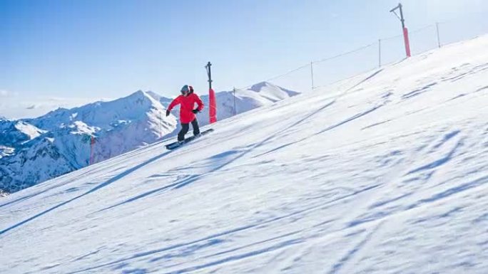 滑雪者在一个完美的阳光明媚的冬日里骑着田园诗般的山地滑雪胜地滑雪道