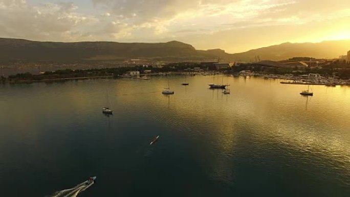 日落时海岸上的空中城市