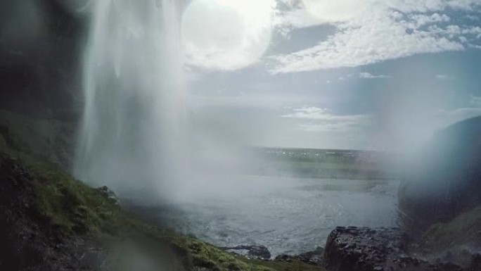 冰岛景观。斯科加瀑布。阳光产生透镜耀斑