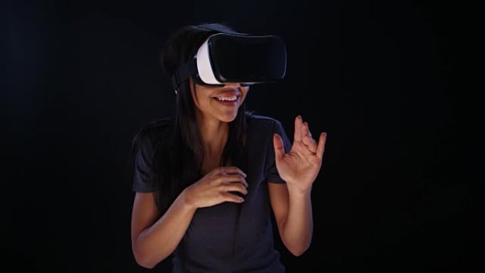 使用虚拟现实眼镜的女人。欣赏虚拟世界