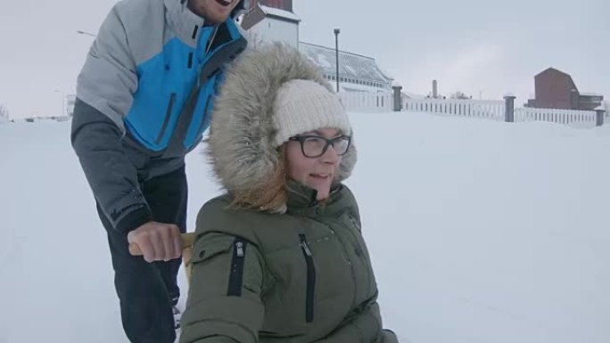 POV夫妇在雪地里玩得开心