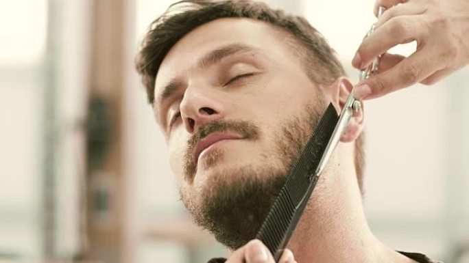 理发师用剪刀剪掉客户的胡须
