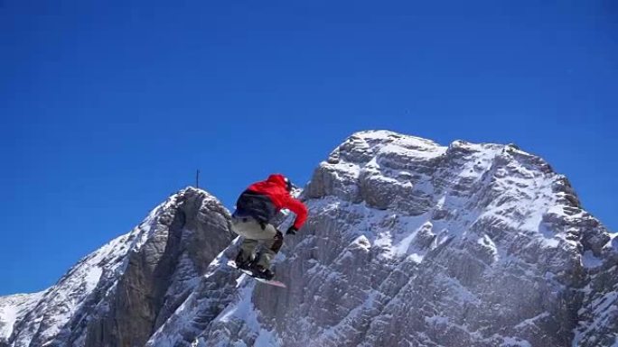 SLO MO滑雪者跳过踢球者