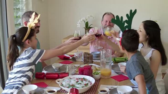 在圣诞节午餐时，多代澳大利亚家庭敬酒的手持视频