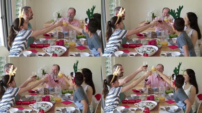 在圣诞节午餐时，多代澳大利亚家庭敬酒的手持视频