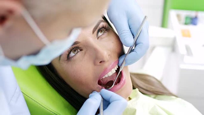牙医的年轻女子牙齿看牙女性
