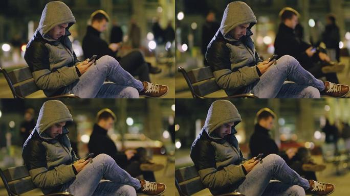 男子女士在公交车站上使用智能手机