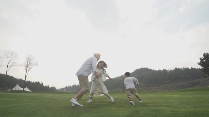 父母陪孩子玩游戏一家三口幸福生活快乐童年