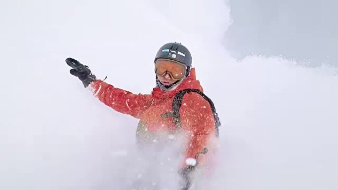 自由式滑雪者在下雪的天气下从山上滑雪