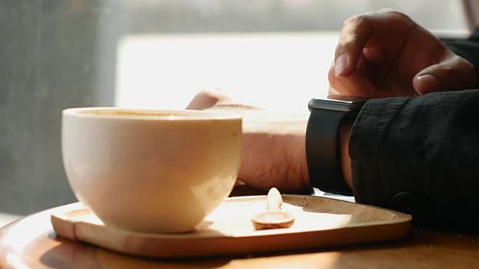 4K: 在咖啡店使用智能手表