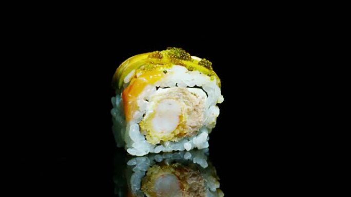 寿司，生鱼片，uramaki和nighiri的宏观拍摄。典型的日本菜，包括米饭，鲑鱼或金枪鱼，虾和鱼