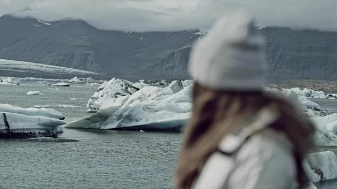被围巾覆盖的女人在冰川附近变冷