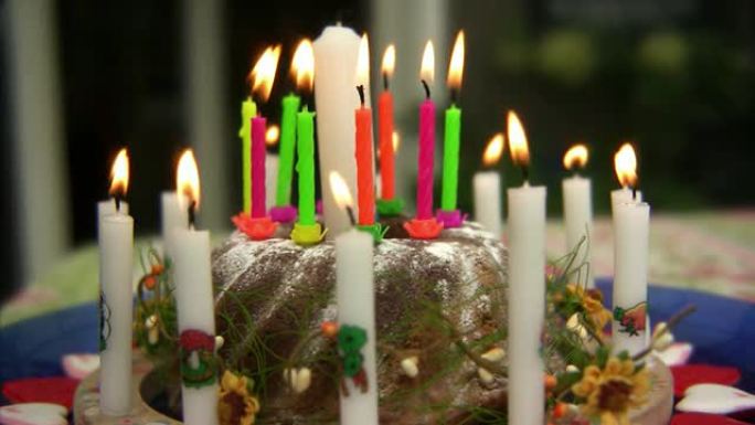 生日蛋糕燃烧的白色蜡烛
